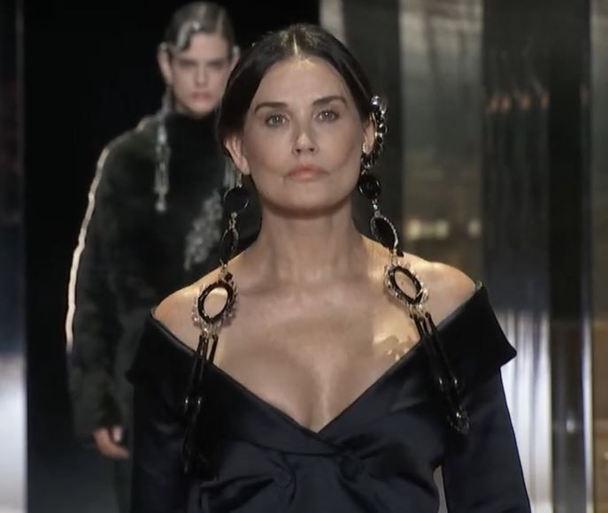 Demi Moore desfila para Fendi en la Semana de la Moda de París