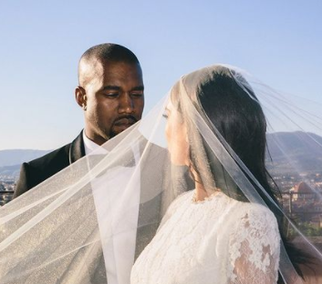 Kanye West sigue poniéndose su anillo de boda a medio trámite de divorcio