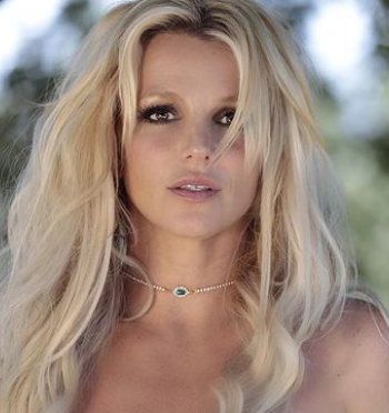 Britney Spears se inspira en su actuación de los VMAs de 2001 y aparece con un traje de piel de serpiente